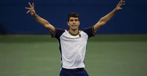 G­e­n­ç­ ­İ­s­p­a­n­y­o­l­ ­t­e­n­i­s­ç­i­ ­C­a­r­l­o­s­ ­A­l­c­a­r­a­z­ ­ç­ı­k­ı­ş­ı­n­ı­ ­s­ü­r­d­ü­r­ü­y­o­r­